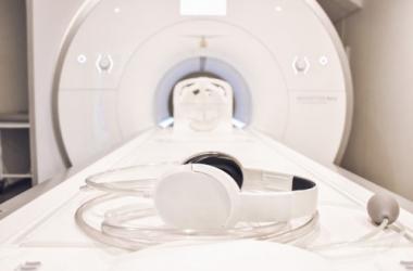 Почему звуки МРТ такие громкие