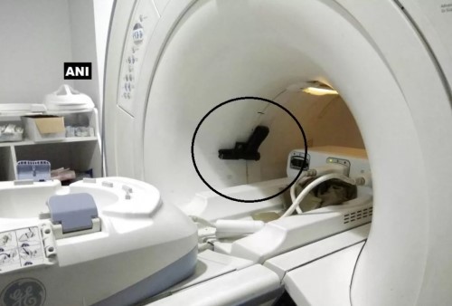 пистолет примагнитился к томографу