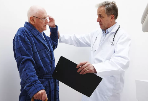 врач осматривает пациента с «мушками» перед глазами